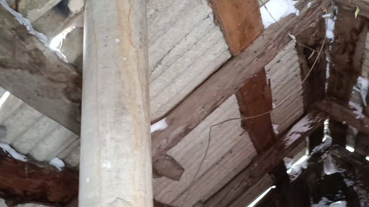 Залез в старый чердак деревенского дома