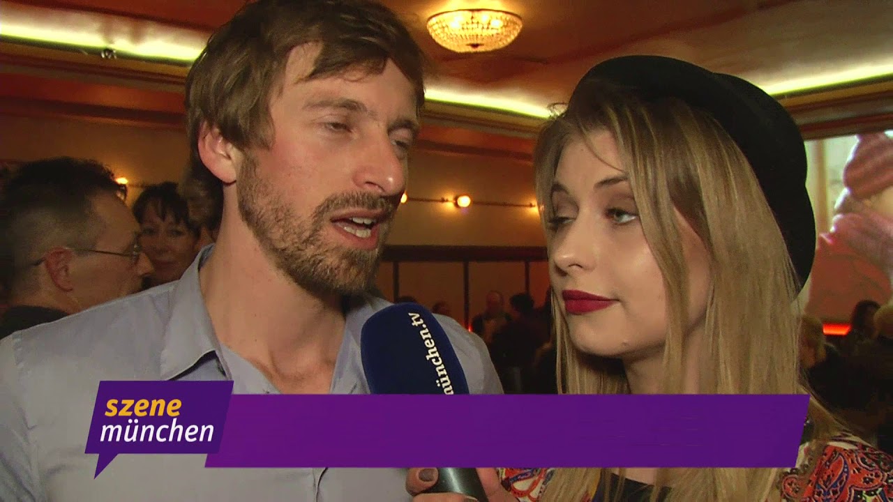 Sarah Thonig als Reporterin bei der after work-Party der ndF