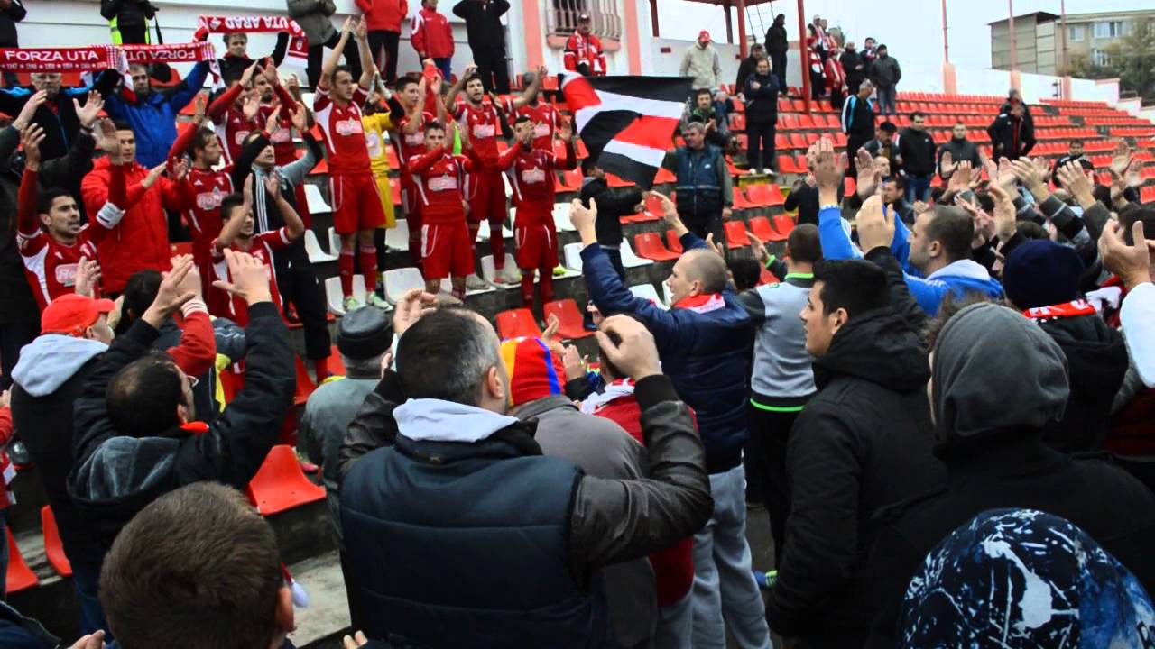 Jucatorii echipei UTA canta pentru suporteri