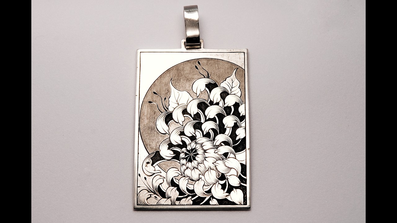Pendente in argento 925 con crisantemo giapponese inciso a bulino