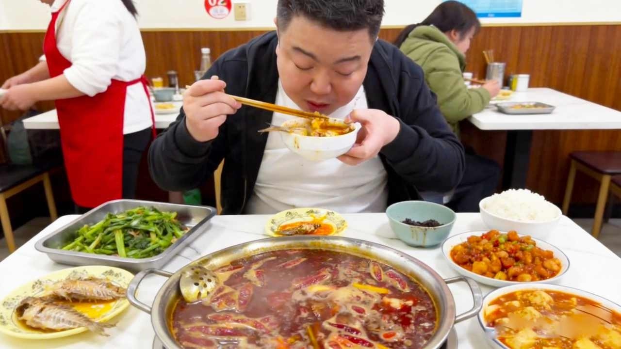 三十五一位的自助火锅鱼，菜品和鱼随便吃太爽了，香辣鲜美入口即化【五小区彭于晏】