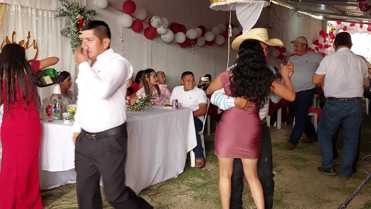 que tremendo mix ,,mira  esta parejita que ambiente tiene para bailar ,,marimba sonora quetzal