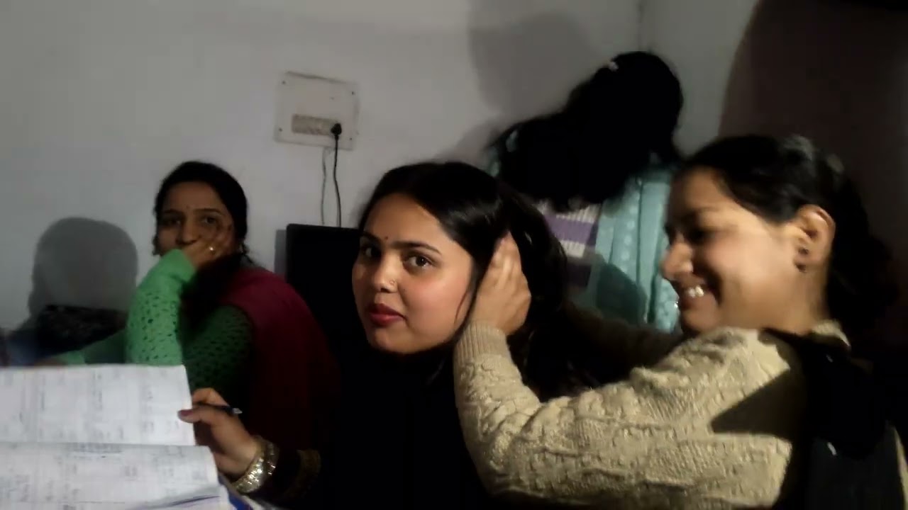 Aaj aaye  center m new Blogger😂😅