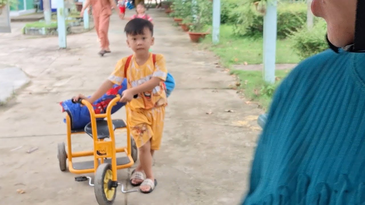 Mẹ Để Cho Chuột Tự Ôm Gối Miền Đi Học #meconnhachuot #chuotomgoimiendihoc