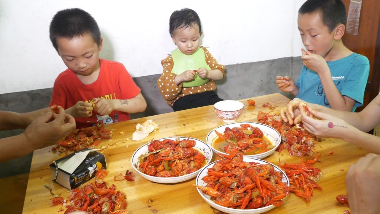 城裏小姑回娘家，嫂子準備了小龍蝦來招待，夠大方吧