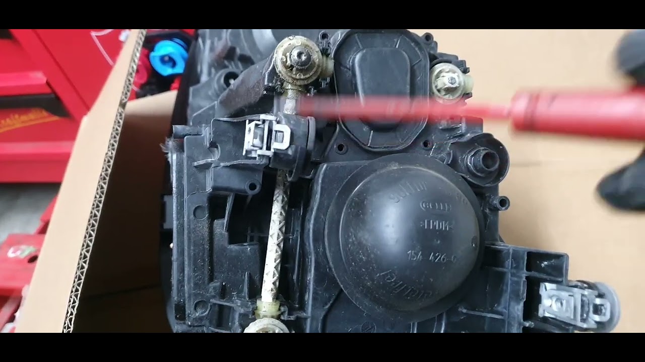 Tutoriel remplacement des phares avant en full LED sur VOLKSWAGEN GOLF 7.5  BQ1 DE 2018