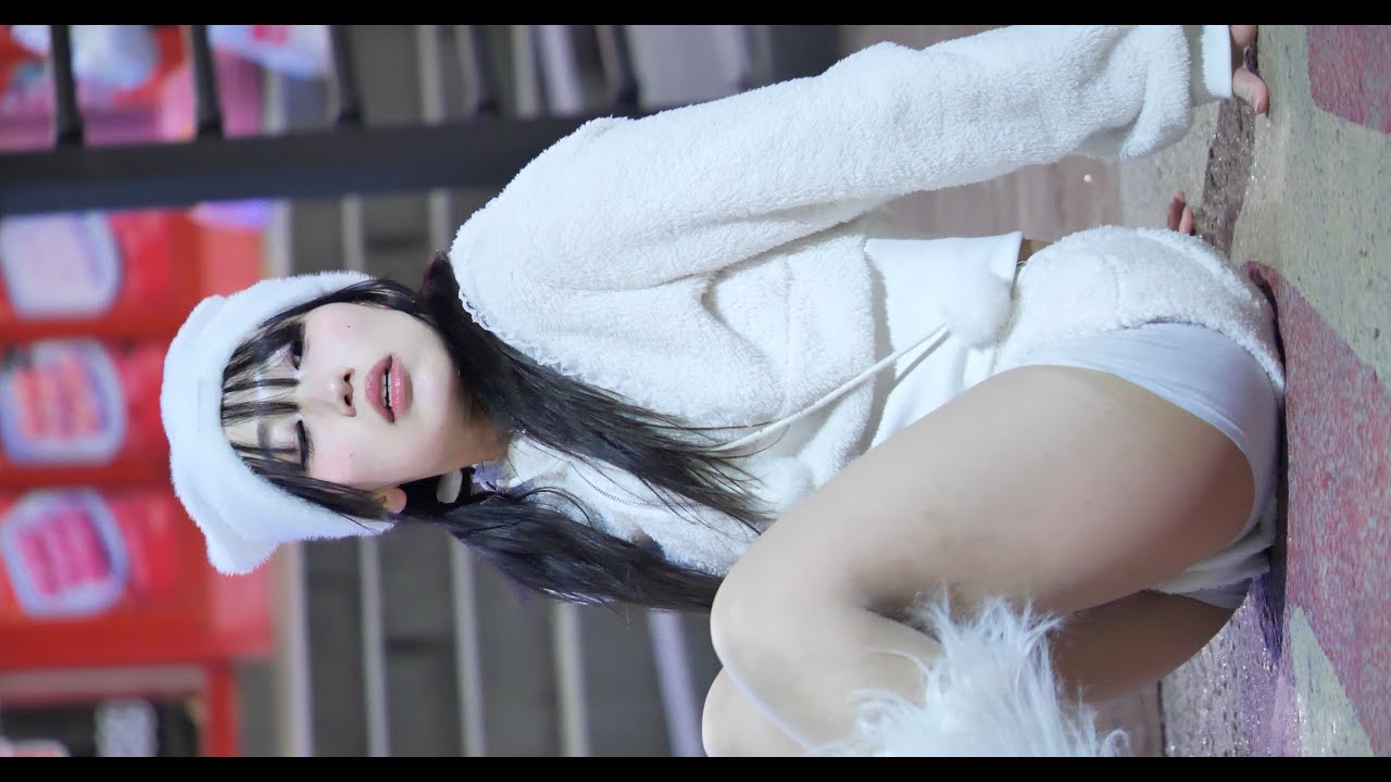 리바이브엑스 REVIVE X 윤정 - 프로미스나인 Miniskirt 짧은치마 @홍대버스킹 (26.02.08)