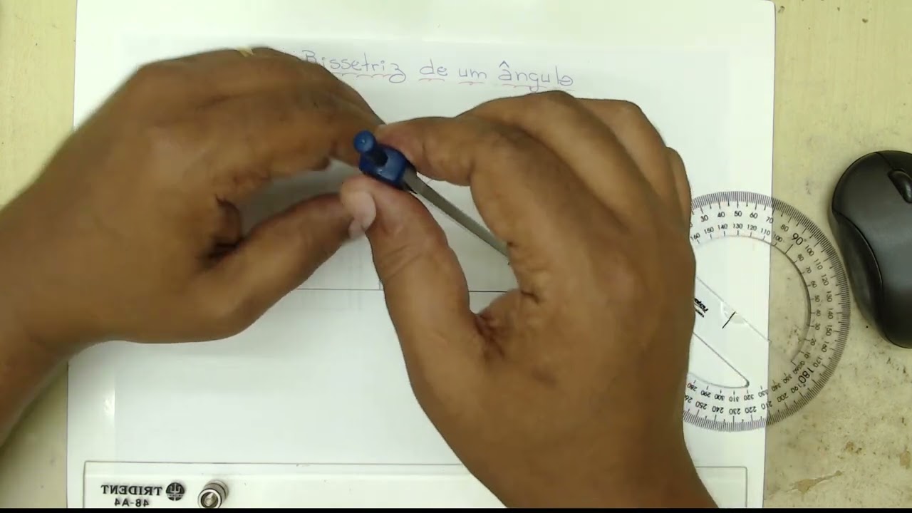 Como traçar uma bissetriz com régua e compasso.