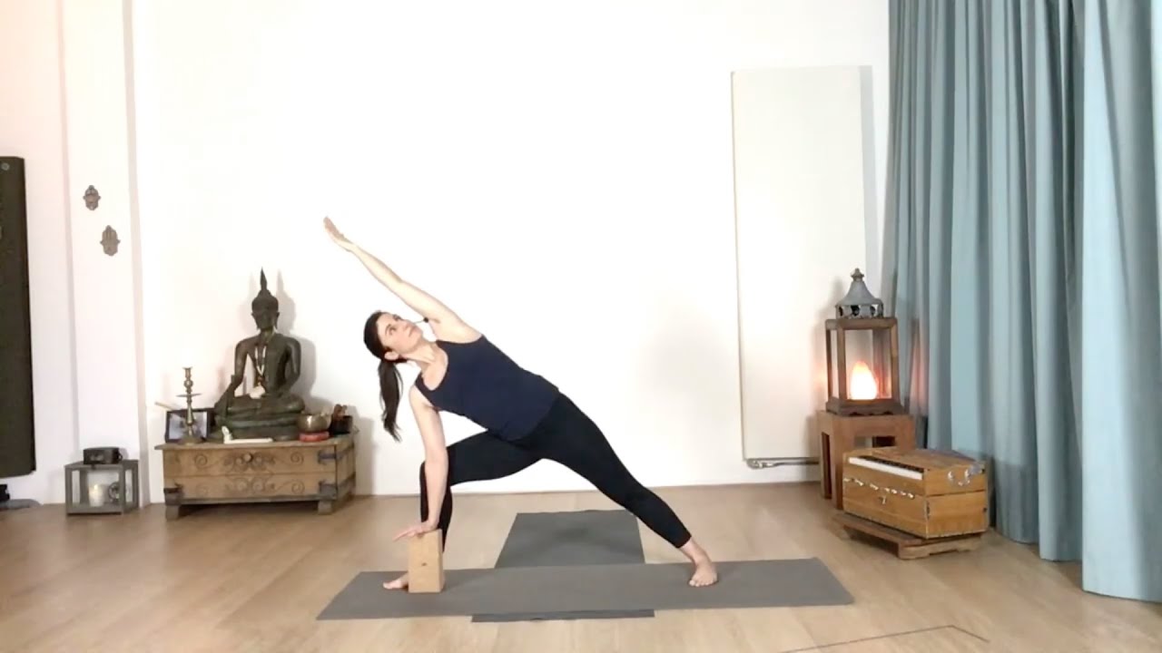 How to do Trikonasana (Triangle Pose) and Parsvakonasana (Extended Side Angle Pose) with Susana