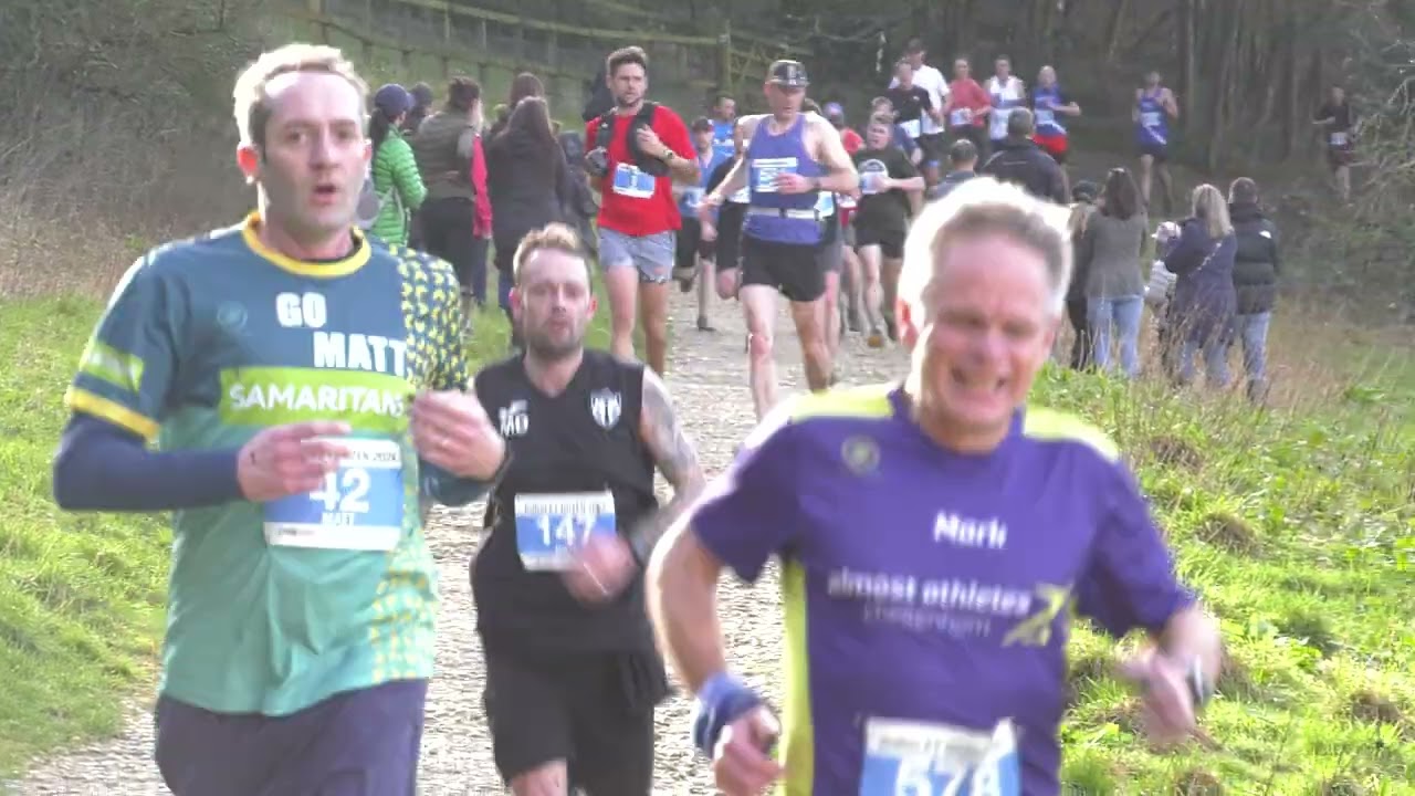 Hundreds of runners tackle the gruelling Dursley Dozen 2024
