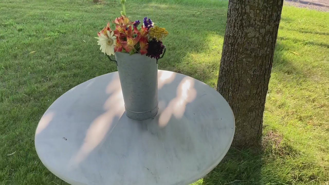 Quick transformation of this cute round table into a farmhouse shabby-chic treasure🌸