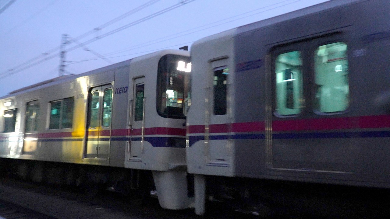 20両編成で故障車を引っ張る京王線の様子