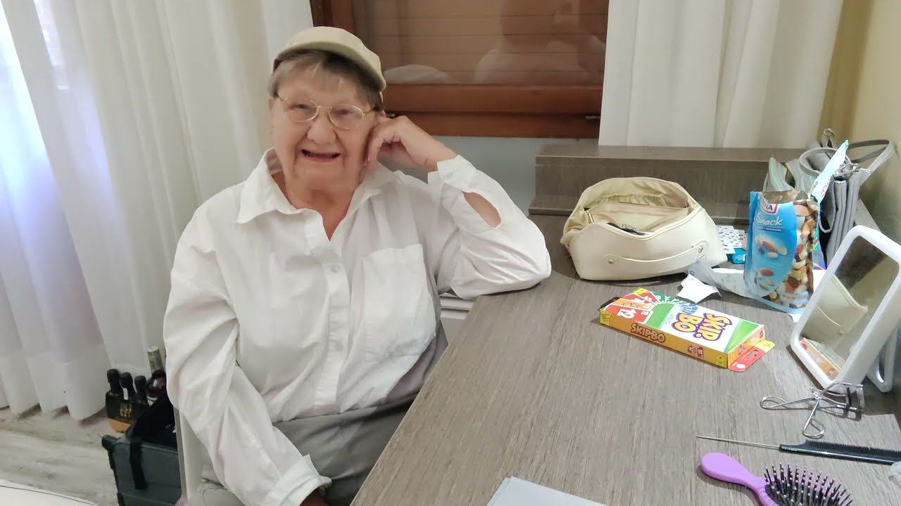 @kirstikarki Milanossa oli mummolla pohtimista. Huulet. Koirat. Lapset