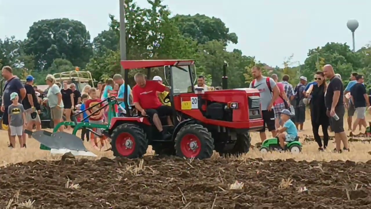 Mini tractors ploughing, Un&iacute;nske samohyby (20. 8. 2022)