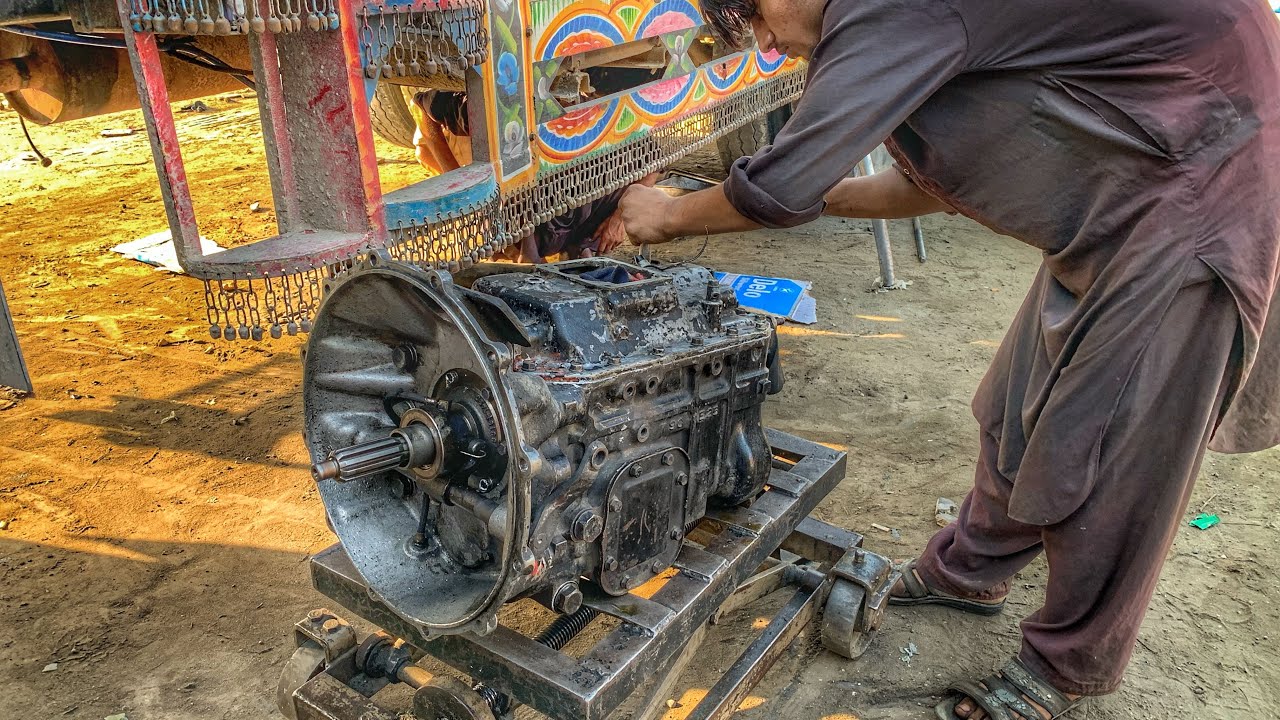 How To Rebuild Truck Manual Transmission || Restoration of a Manual Truck 7 Speed Gearbox
