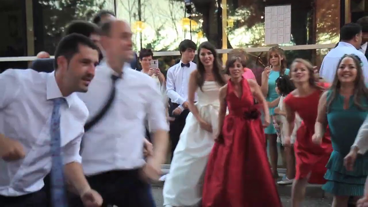 NOVIOS BAILAN GREASE CON SUS AMIGOS EN LA BODA FLASHMOB