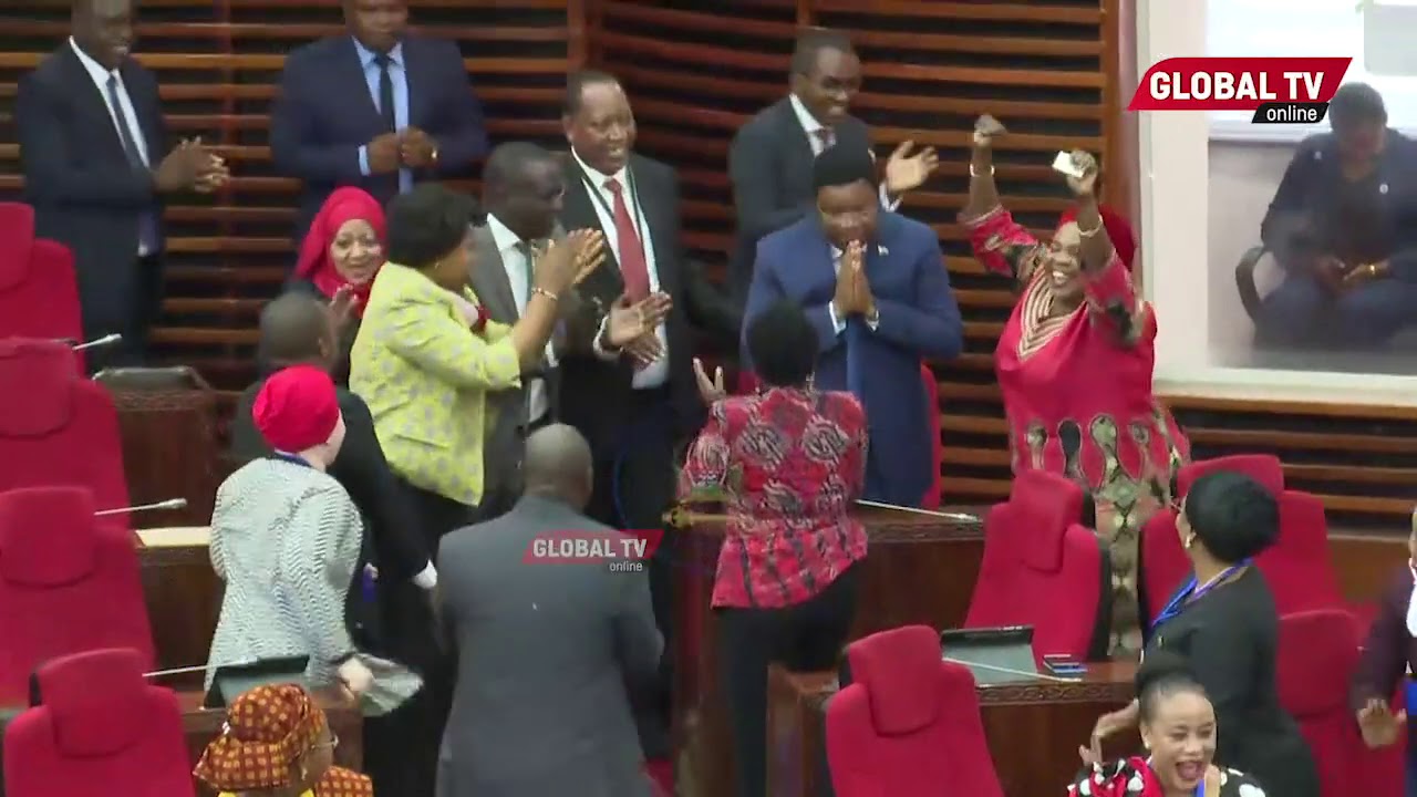 SHANGWE ALILOPIGIWA WAZIRI MKUU MAJALIWA BAADA YA JINA LAKE KUTANGAZWA BUNGENI...