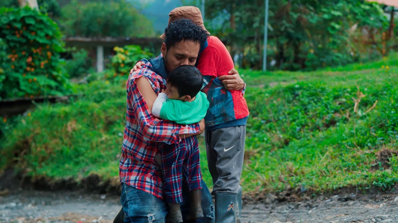 Esposa abandona a sus hijos y esposo por ser pobres y la vida le dio una lección