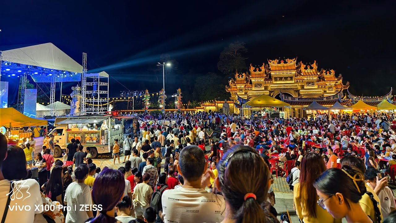 去西天宫九皇爷诞，拜拜保佑家人平安健康。巧遇现任交通部长陆兆福。最后以烟花结束今天的拜拜之旅。