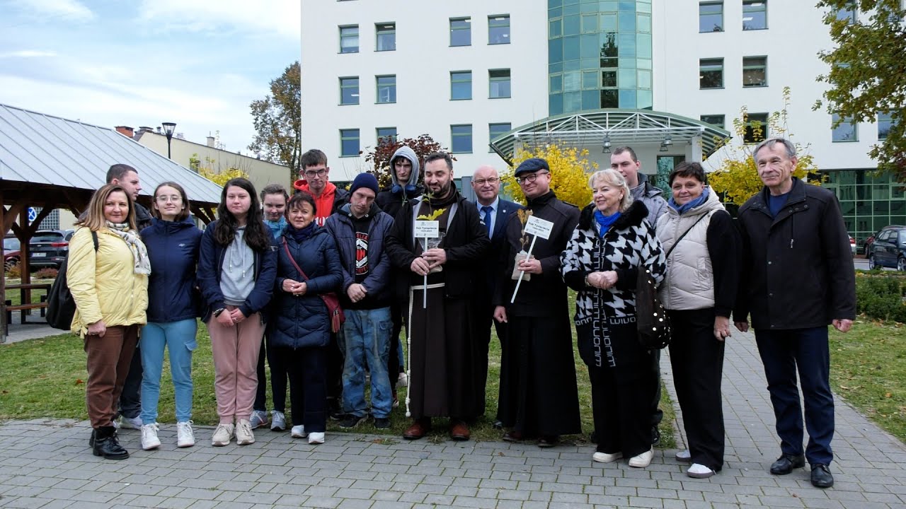 Dęby na 1000. rocznicę koronacji Chrobrego. W Opatowie już trafił do gruntu