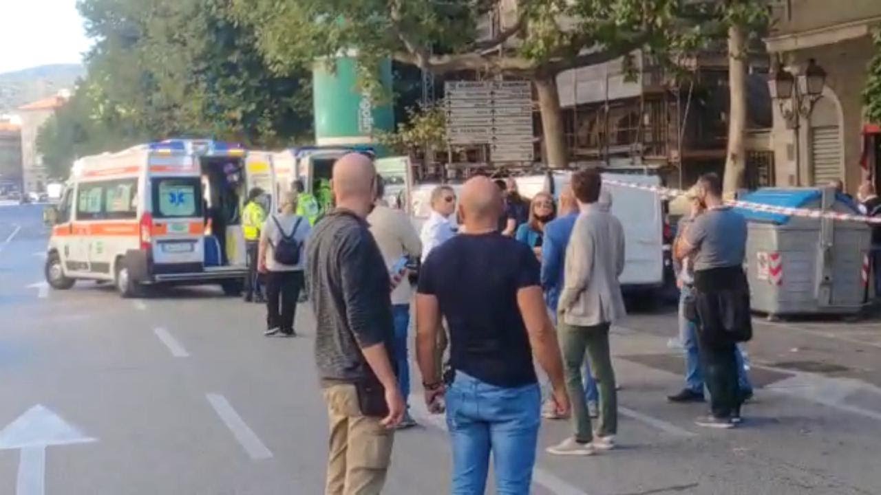 Spari in centro a Trieste, le ambulanze portano via i feriti