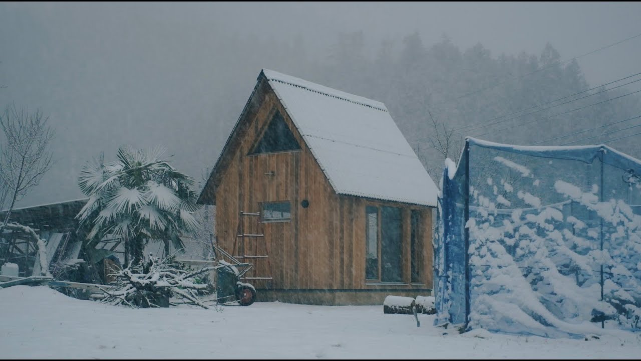 【集落で暮らす家建てる】雪に覆われた集落、小屋に吊り棚作ったり探し物したり