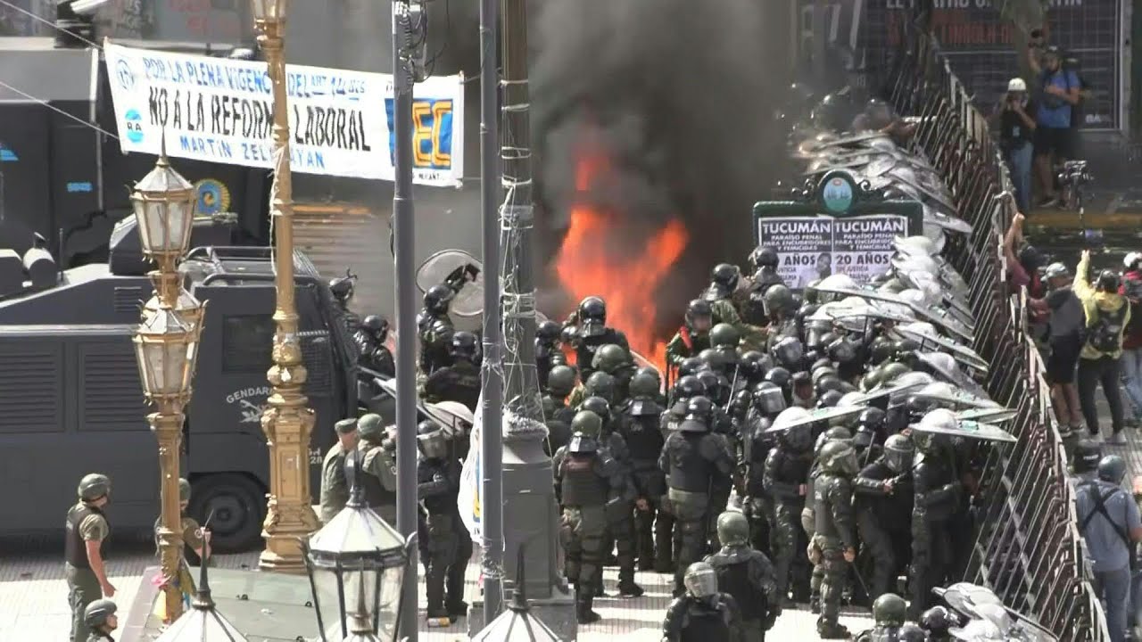 Choques con bombas molotov y gases en protesta contra reforma laboral en Argentina | AFP