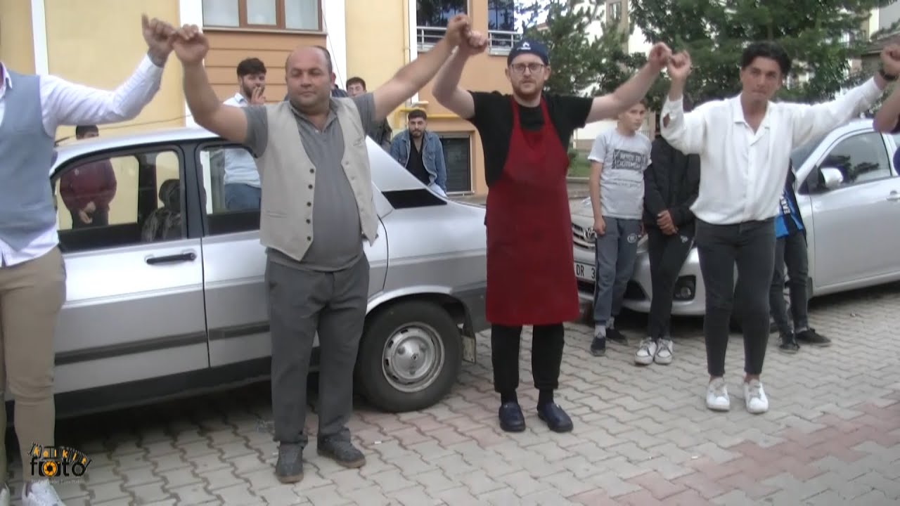KELKİTTE DAVUL ZURNA ÇALDINMI AŞÇI BİLE HEMEN OYUNA DAHİL OLUR KIRMIZILIYA DİKKAT