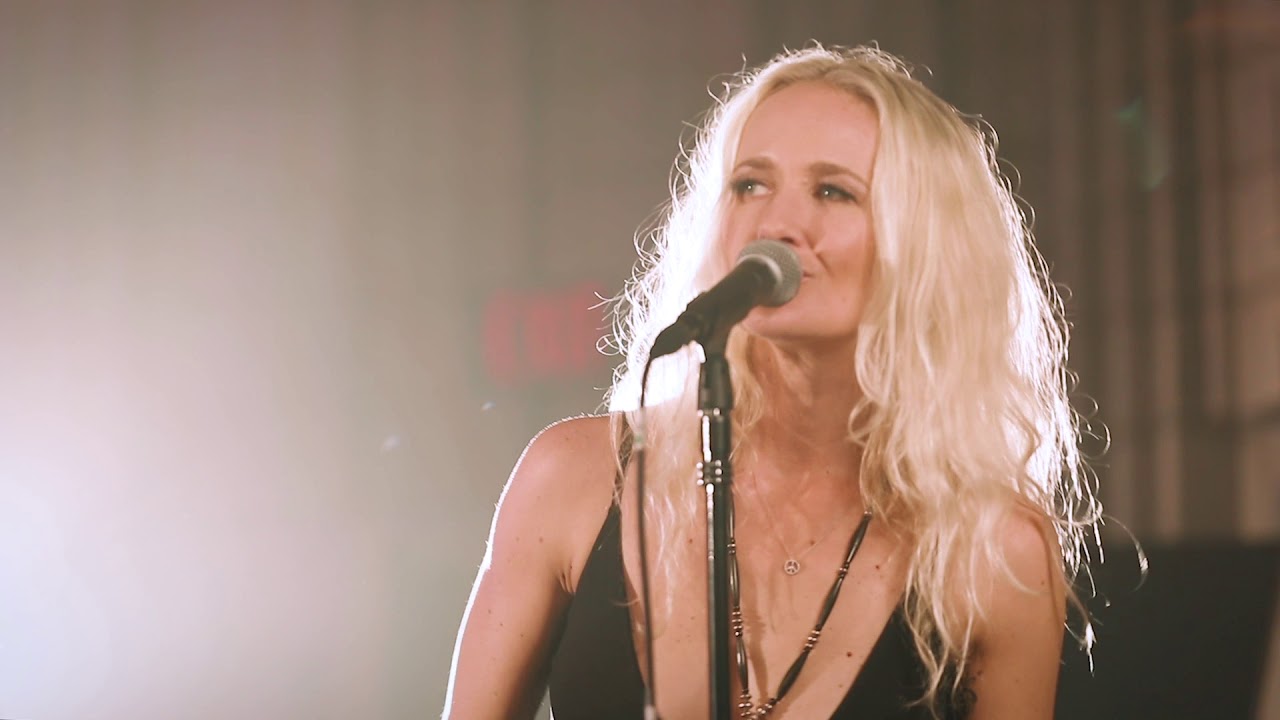 Pearl 'Mama' - Official Live Studio Video