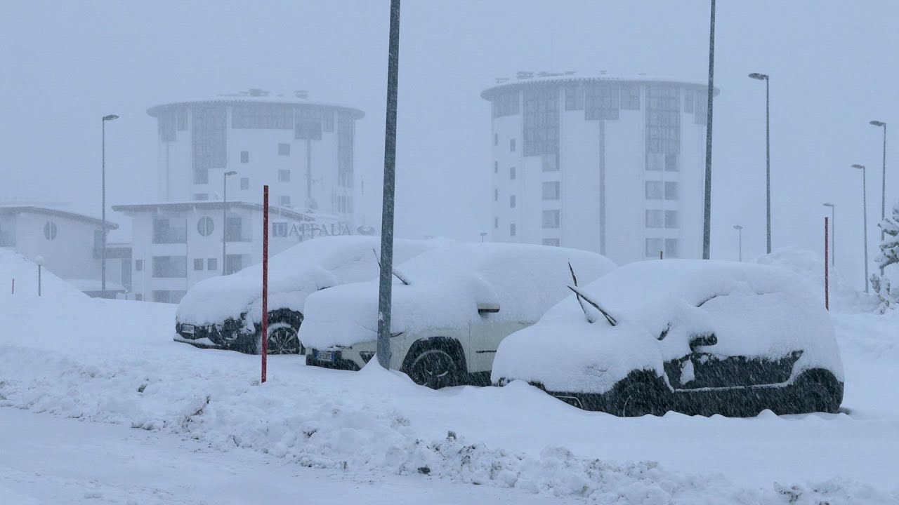 Intensa nevicata a Sestriere dopo i primi, abbondanti fiocchi della stagione caduti nella notte