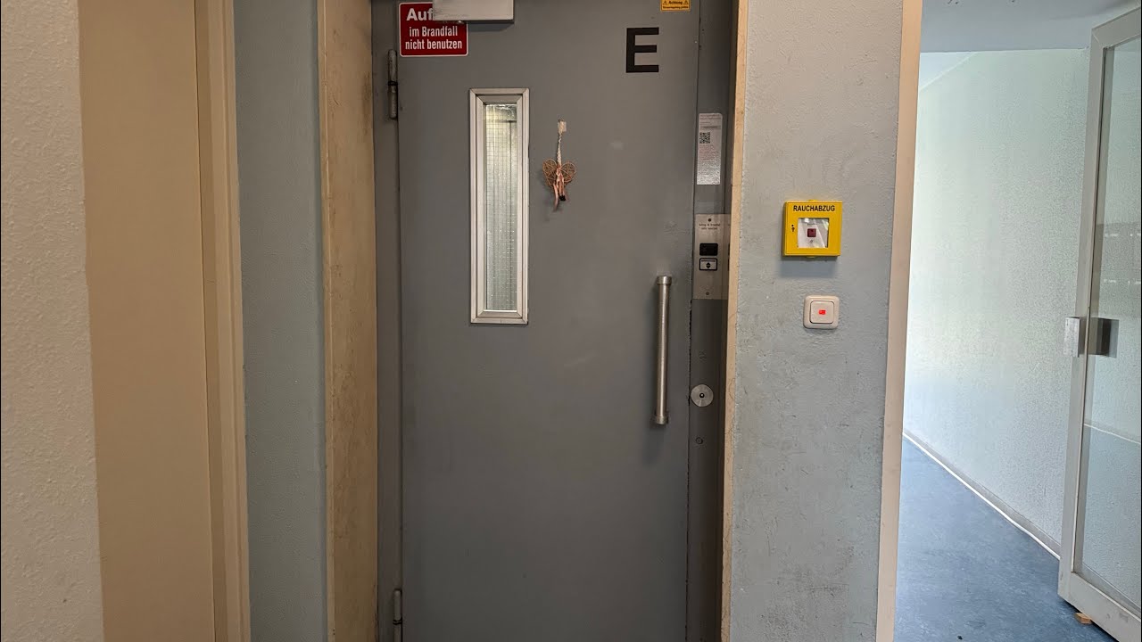 2013 Mod Schindler EuroLift Aufzug in einem Wohnhochhaus in München 