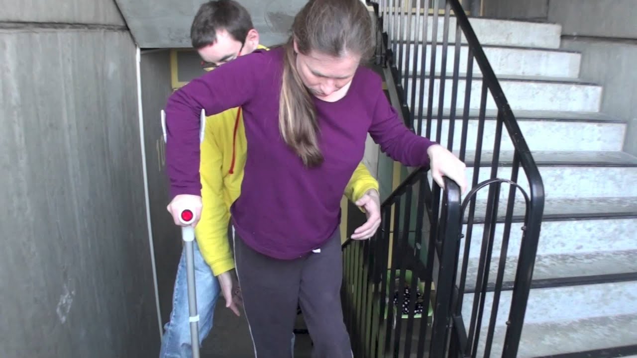 Susanne läuft Treppen mit Krücke