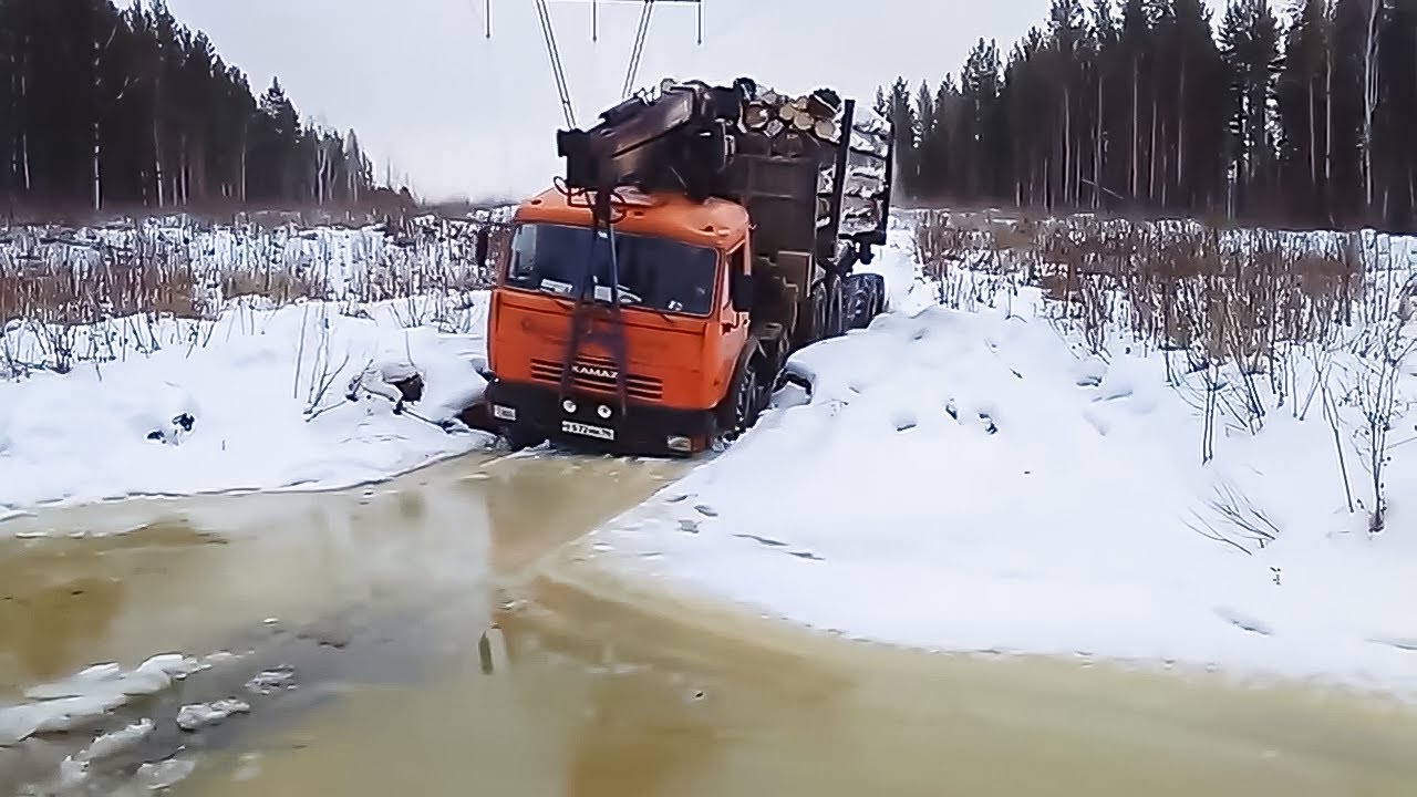 Тяжелые внедорожники КАМАЗ зимой пересекают северную дорогу❗