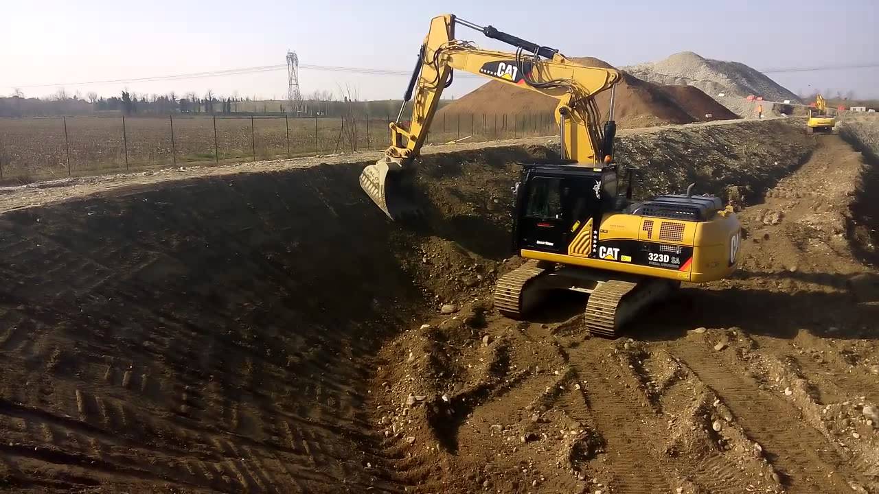 Cat 323 Dsava lago rosso