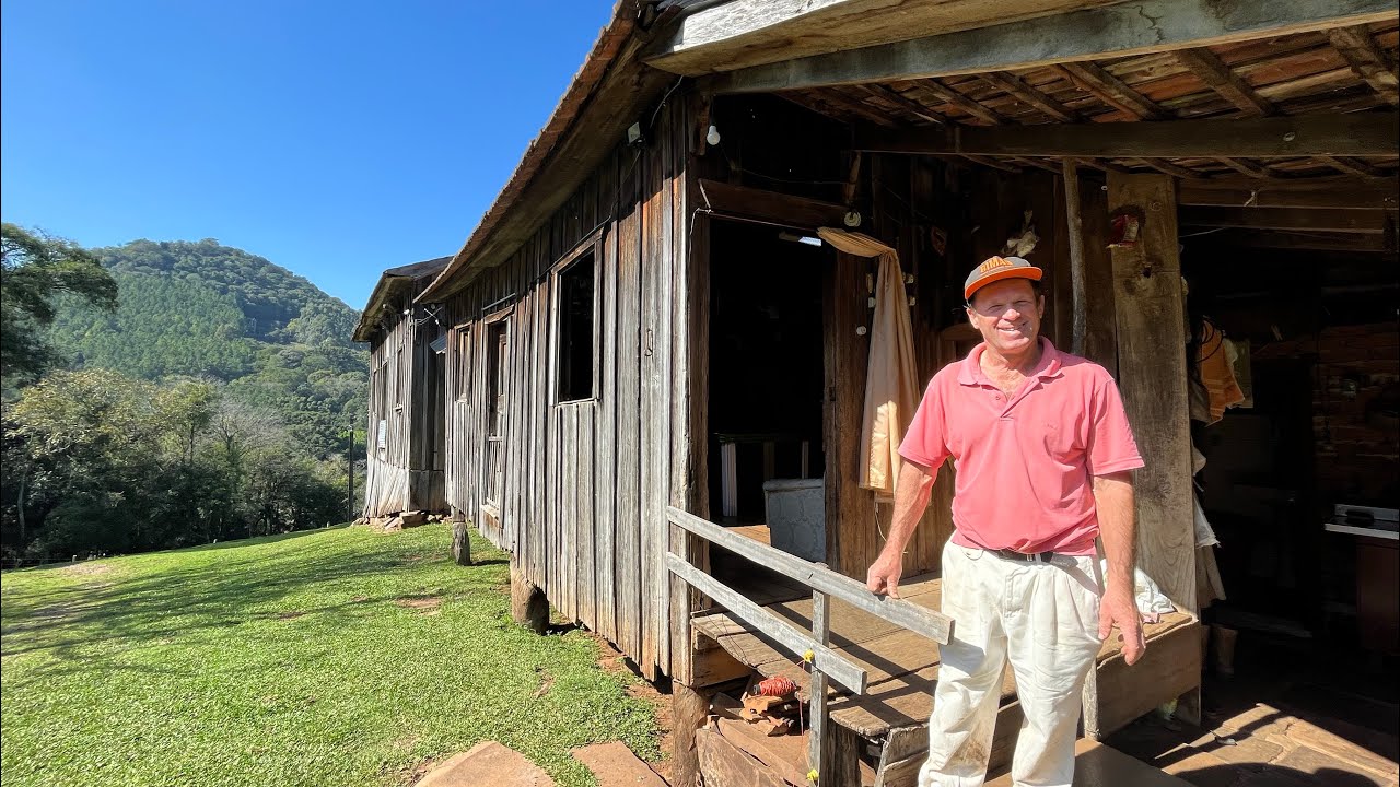 ELE VIVE SOZINHO NESTE CASARÃO COM MAIS DE 100 ANOS ESSE É PRA CASAR - SEU LEANDRO