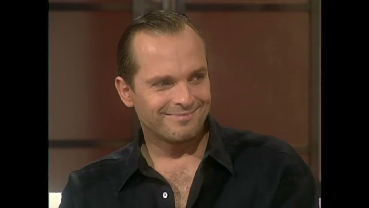 Inolvidable momento de Carolina Fadic: su beso con Miguel Bosé en TV | La Noche de Cecilia | 1999