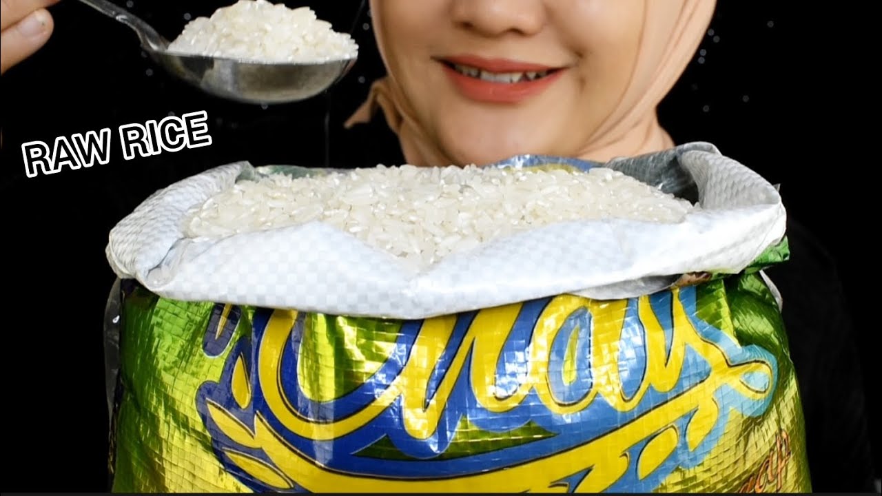 ASMR RAW RICE EATING || RAW RICE || MAKAN BERAS DI KARUNG PAKE CENTUNG ||BERAS MERK ENAK