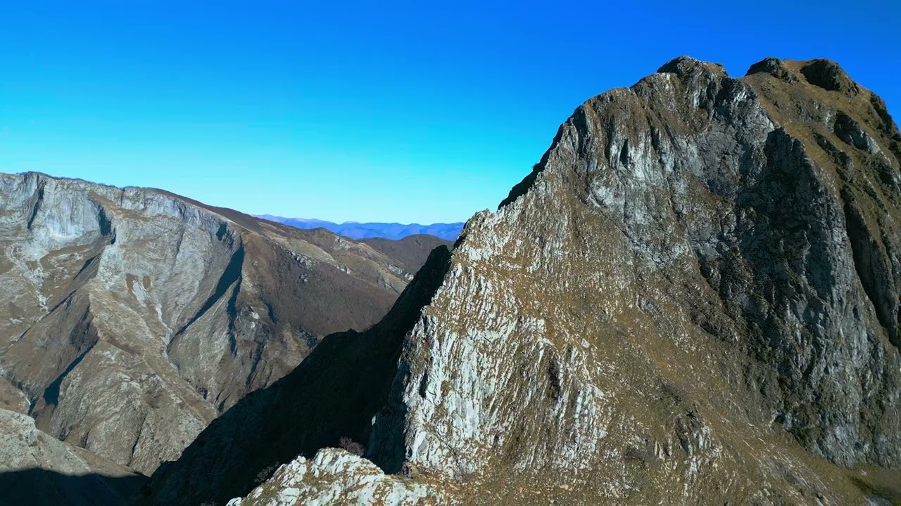 Monte Freddone, Cresta Ovest  - Toscana - Italia (4K) (HDR)
