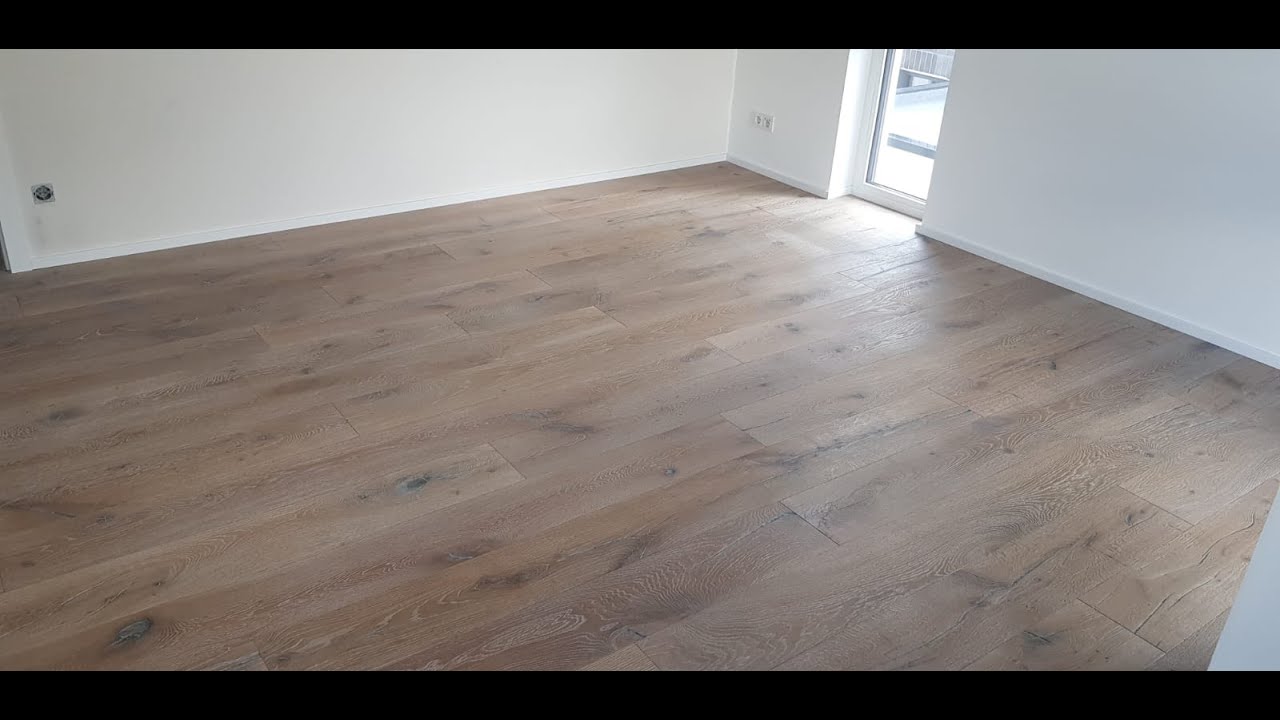Altholz im Neubau und Türen mit Magnetschloss