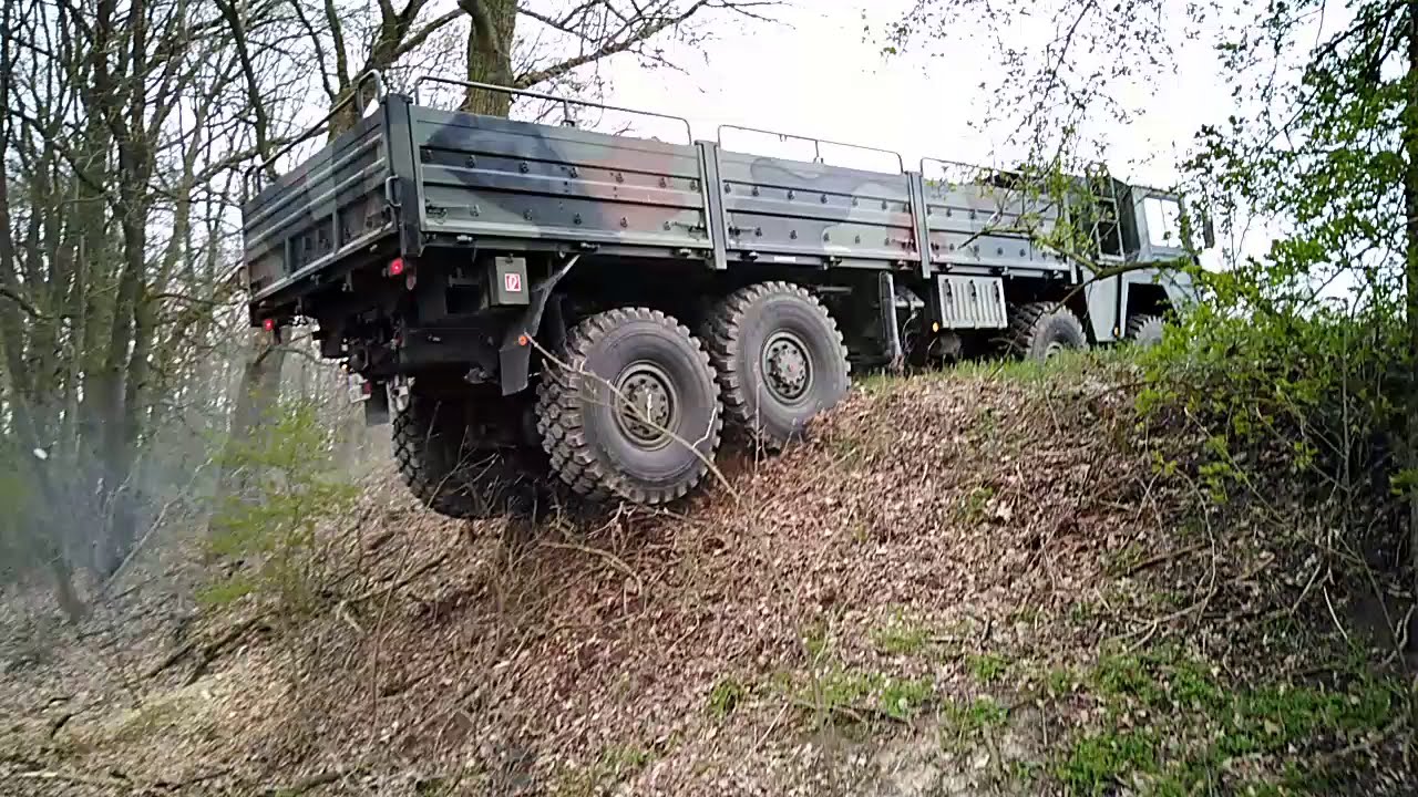 MAN Kat1 10t MIL GLW 8x8 kämpft sich hoch