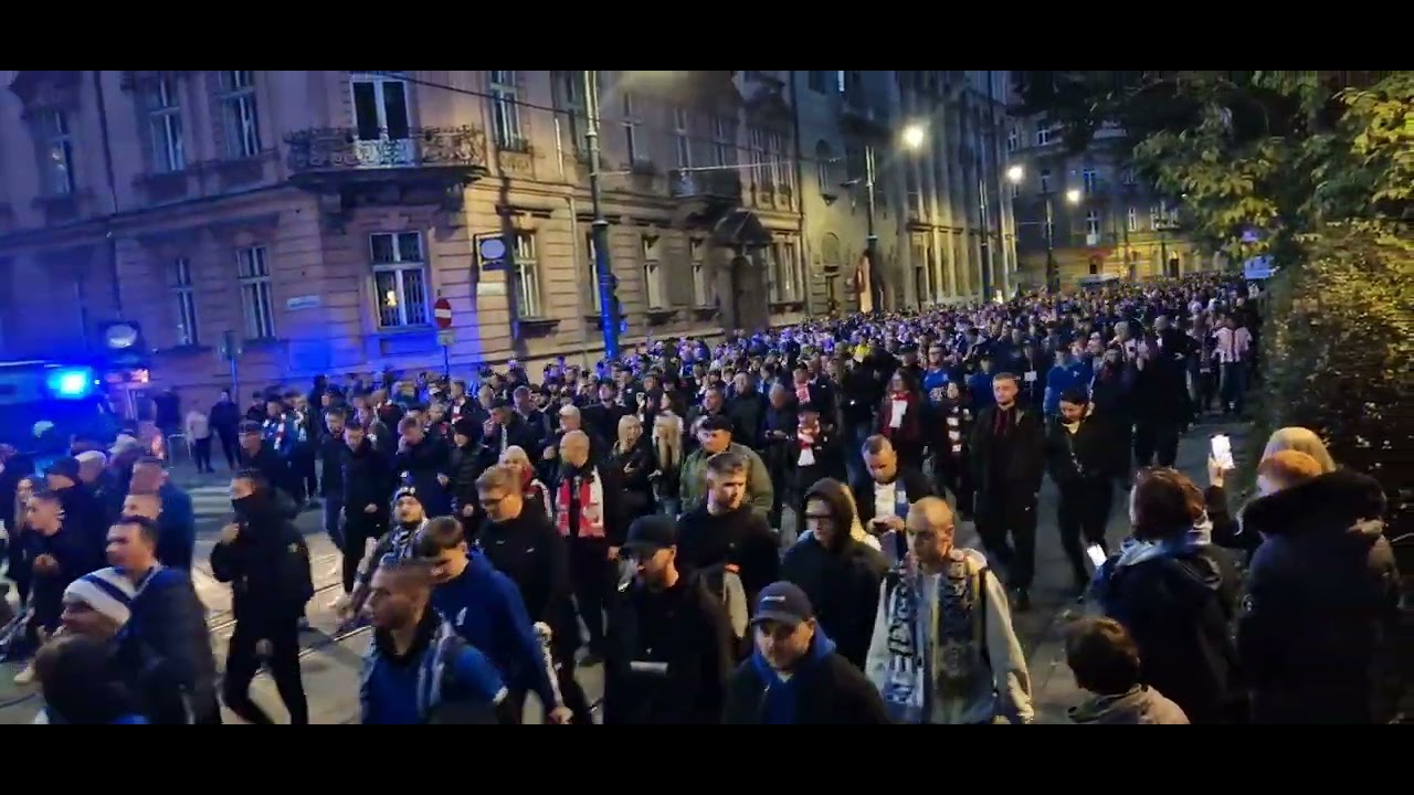 Cracovia - Lech, 19.10.2024: przemarsz kibiców z Rynku na stadion