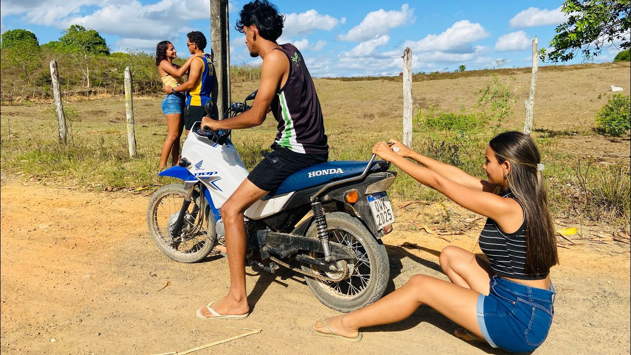 Homem trabalhador chega do serviço e dá uma lição na esposa