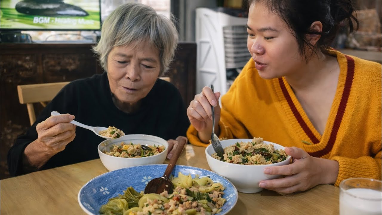 Nhắm mắt cũng làm được món cơm rang xào dưa thập cẩm cùng hai bà cháu 