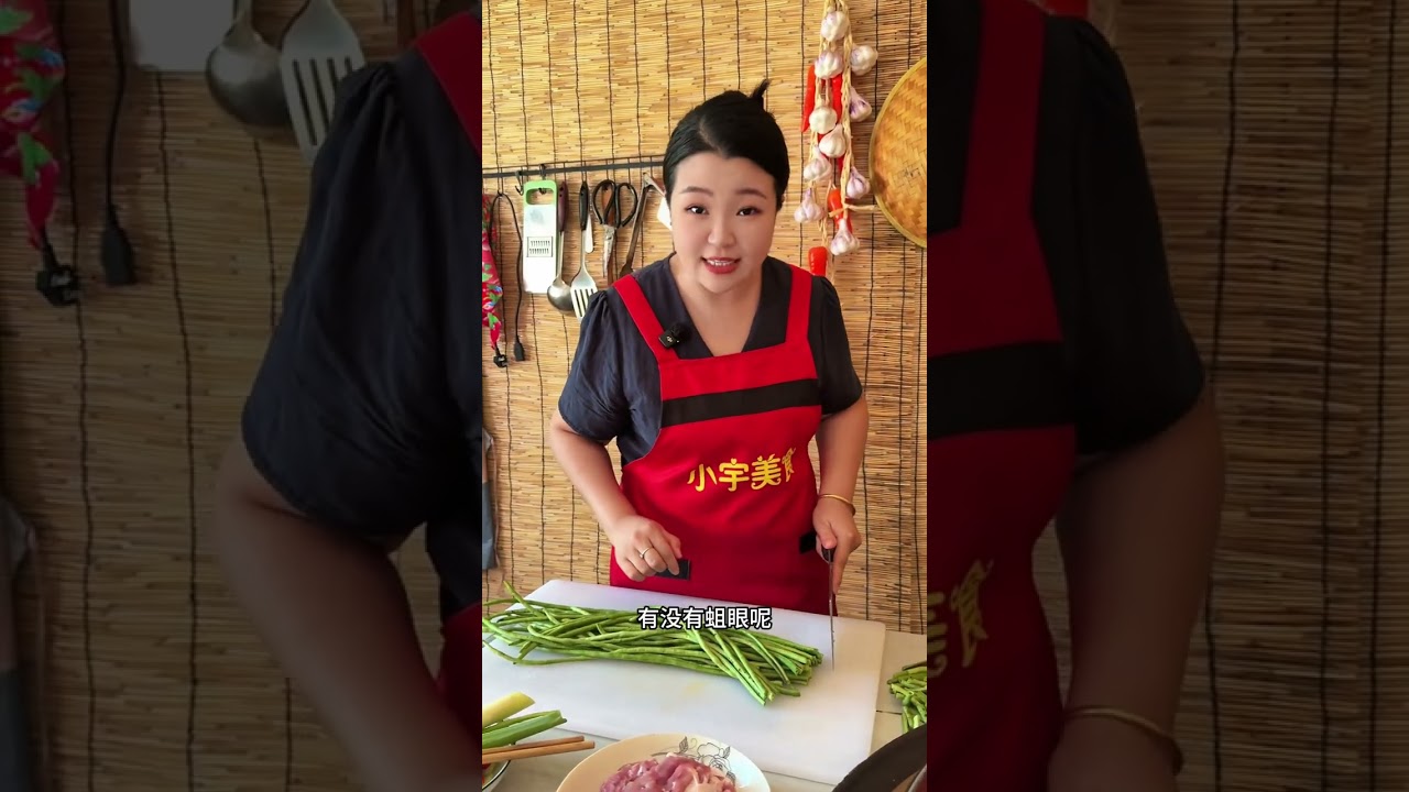 太爱这种干香干香的豆角焖面了，面条浸满了汤汁，筋道又入味，有菜又有肉，做法简单又好吃！#我的乡村生活 #农村美食 #豆角焖面 #抖音美食推荐官 #抖音美食创作人