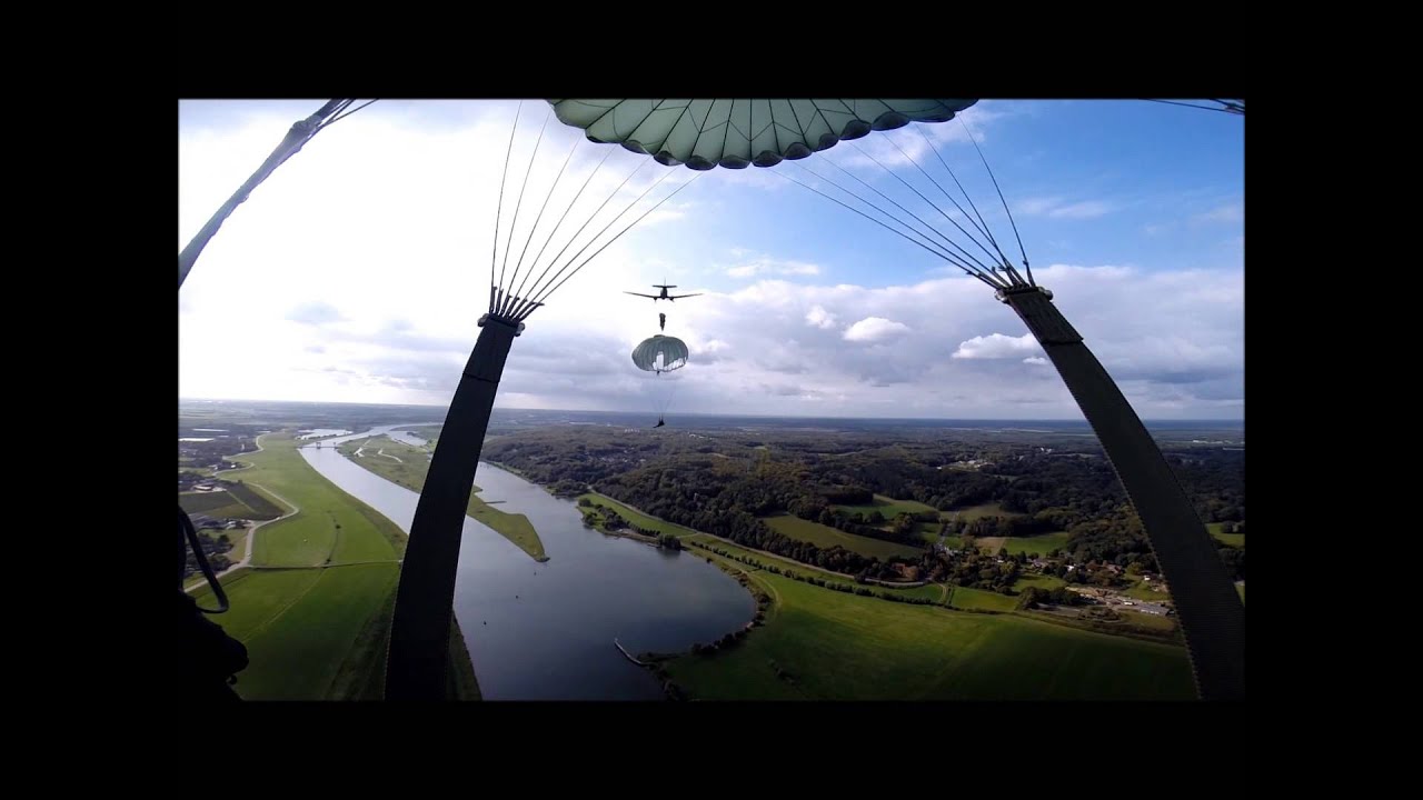 GROM  SOLDIERS  JUMP  TO  DRIEL