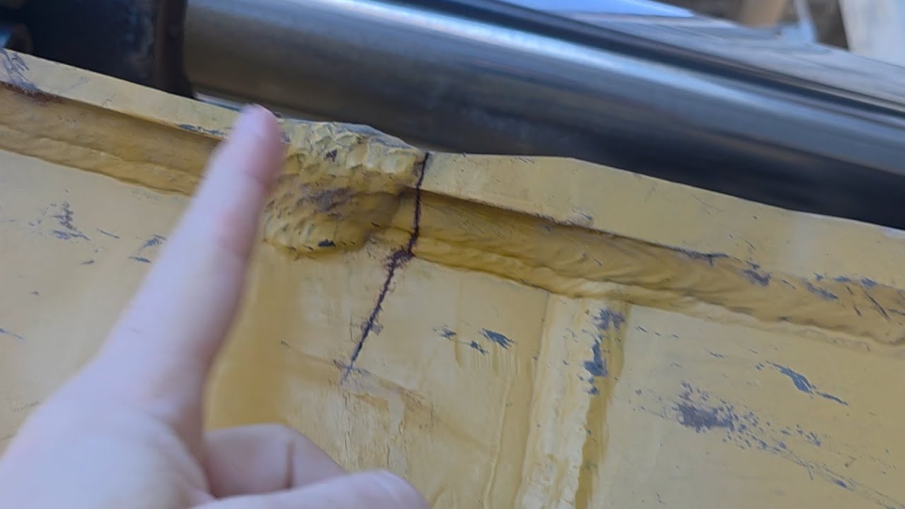 První reklamace?! Aneb svařování ramene bagru. Welding a cracked excavator arm.