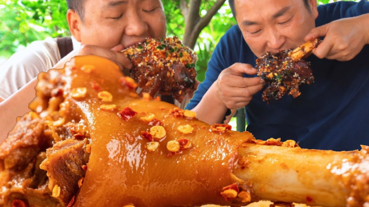 買2個大牛腳，二弟回家做“麻辣牛蹄”，直接抱著啃下酒吃太爽了【鐵鍋視頻】