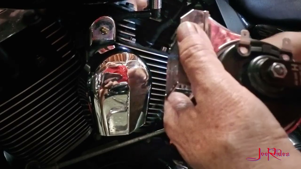 Installing a Moto Horn dual track on a Harley, so:easy and crazy loud!