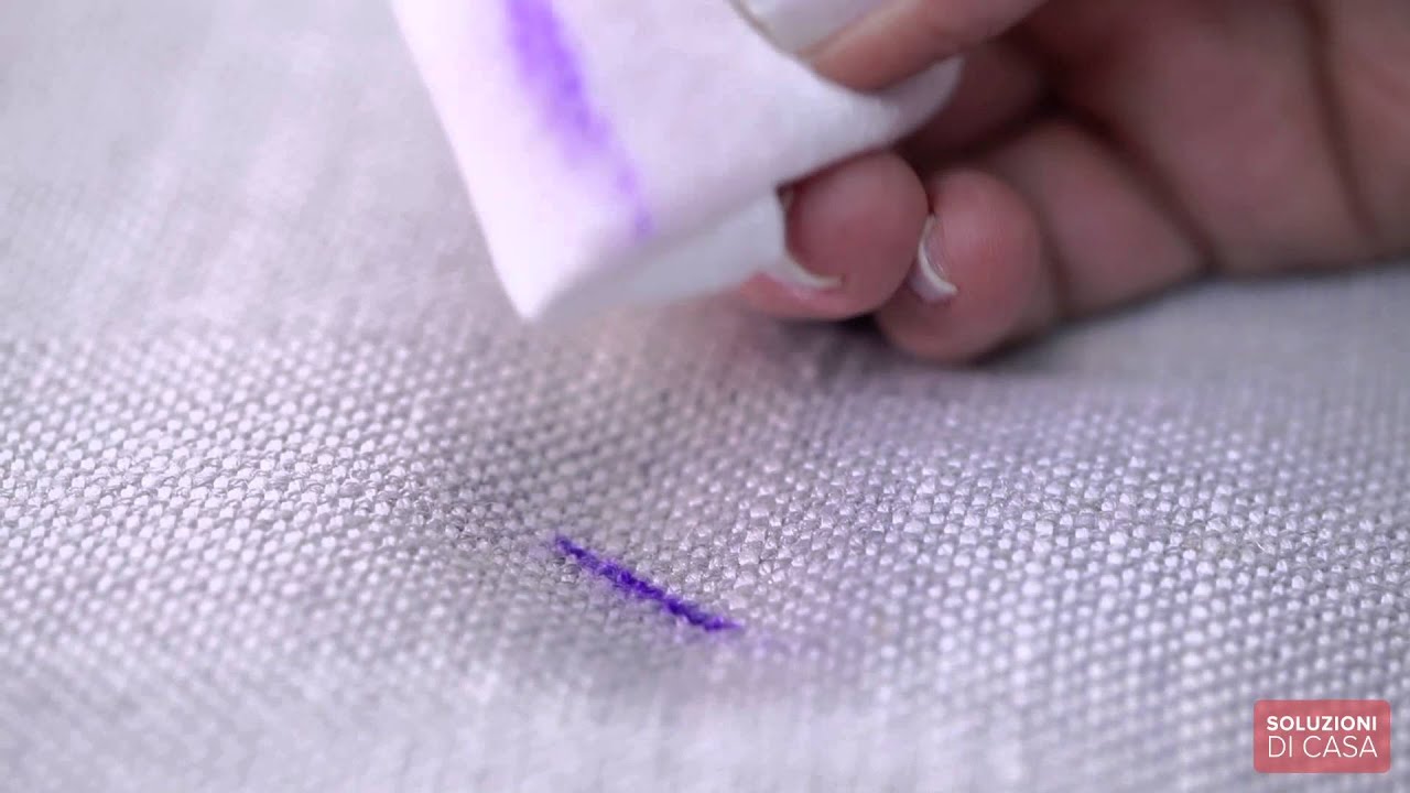 Come togliere le macchie di biro e di vino rosso dal divano