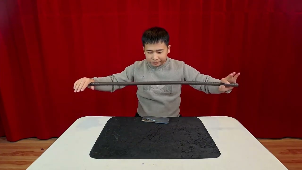 美女独手掰弯螺纹钢？这到底是怎么做到的？ #近景魔术 #变个魔术 #魔术